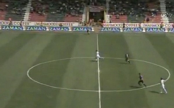 Hrvaški nogometaš se je med tekmo nenadoma odločil, da bo s sredine igrišča žogo poslal proti svojim vratom. Verjetno si ni...