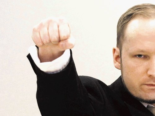 Tudi včeraj, drugi dan sojenja, je Breivik po prihodu v sodno dvorano pozdravil s pestjo in iztegnjeno desnico. Nato pa...