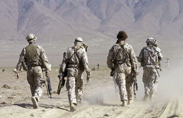 Ameriški vojaki v Afganistanu pozirali s trupli samomorilskih napadalcev