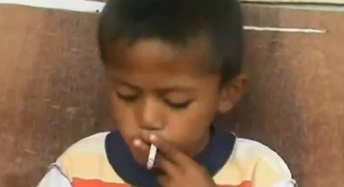 Kadil polovico svojega življenja: Osemletni Indonezijec prenehal kaditi