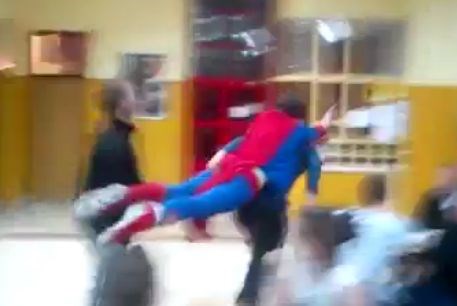 Video: Superman v zagrebški menzi priskoči na pomoč študentu v stiski