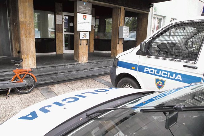 Kriminalisti naj bi preiskavo v mestnem redarstvu začeli ob približno 15. uri, sedeža redarstva v Mostah pa niso zapustili...