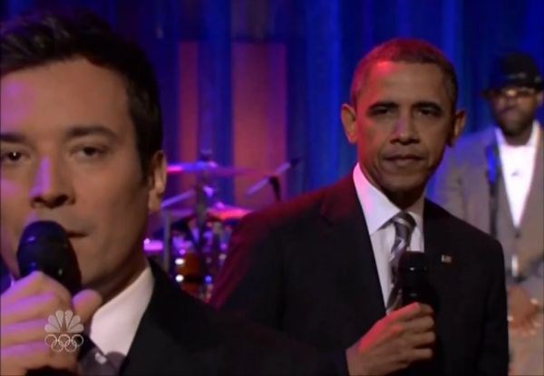 Jimmy Fallon (levo) in Barack Obama (desno).