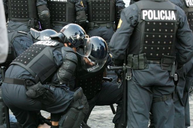 38-letni slovenski državljan B.B. iz Žetal trdi, da so ga 18. februarja 2001 obrcali in pretepli policisti, ki so jih...