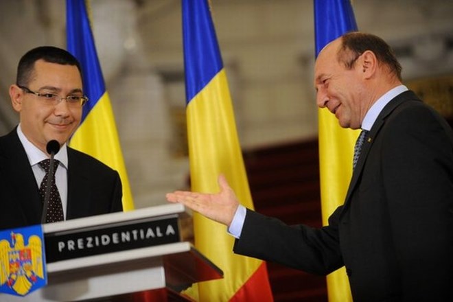 Romunski predsednik Traian Basescu (desno) je danes po izglasovani nezaupnici desnosredinski vladi pod vodstvom premiera...