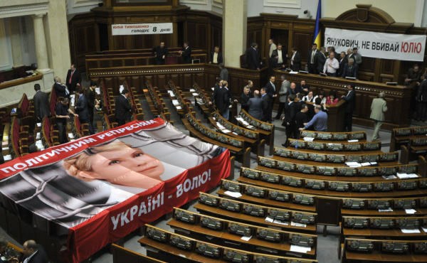 Na stolih ukrajinskega parlamenta, kjer običajno sedijo opozicijski poslanci, je bil pred dnevi ogromen plakat Timošenkove.