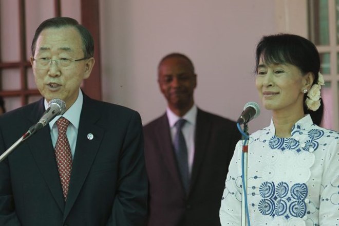 Generalni sekretar ZN Ban Ki Moon, ki se mudi na obisku v Mjanmaru, se je danes sestal z mjanmarsko opozicijsko voditeljico...