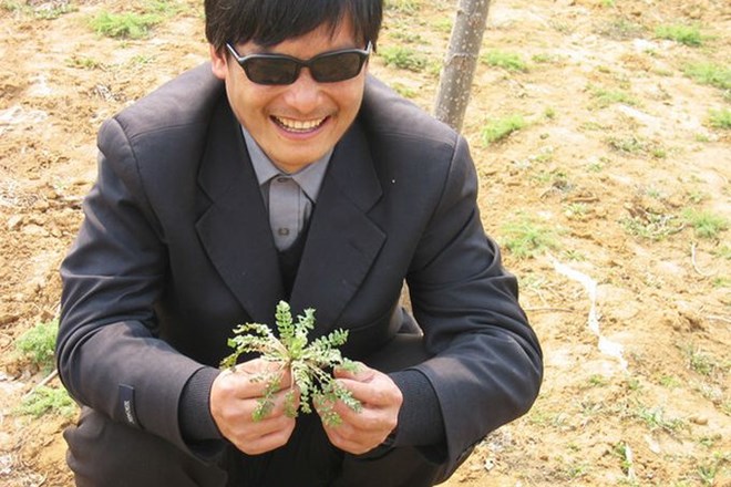 Slepi kitajski oporečnik Chen Guangcheng, ki je pred dnevi pobegnil iz hišnega zapora, je danes zapustil ameriško...