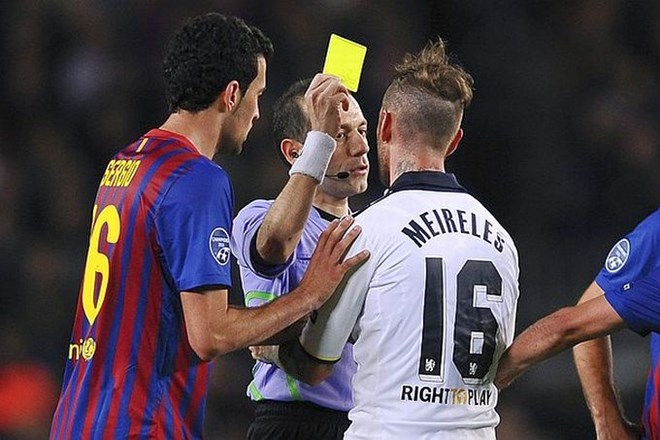 Takole je usodni rumeni karton v zadnjih minutah povratne tekme med Chelseajem in Barcelono prejel Raul Meireles.