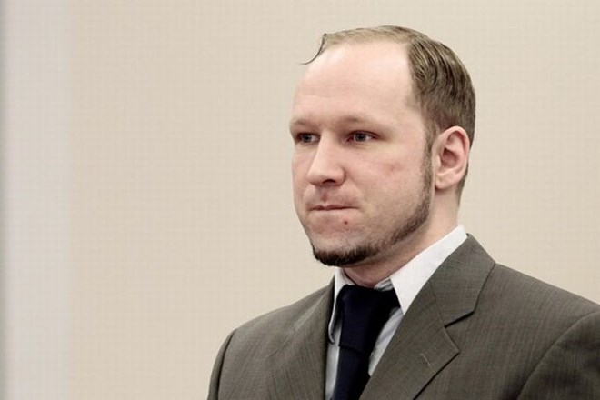 Breivik je obtožen terorizma in naklepnih umorov.