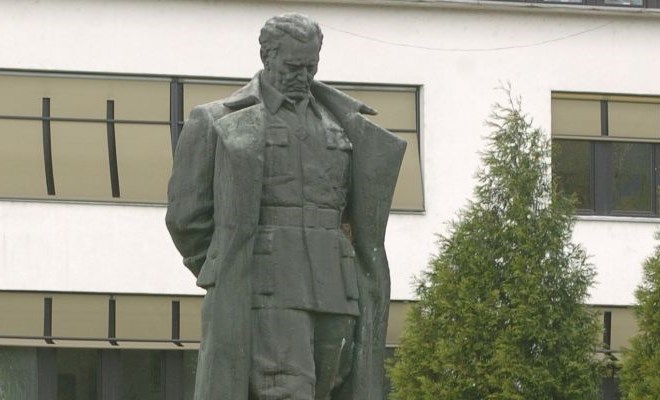 Spomenik Josipu Brozu v nekdaj Titovem Velenju.