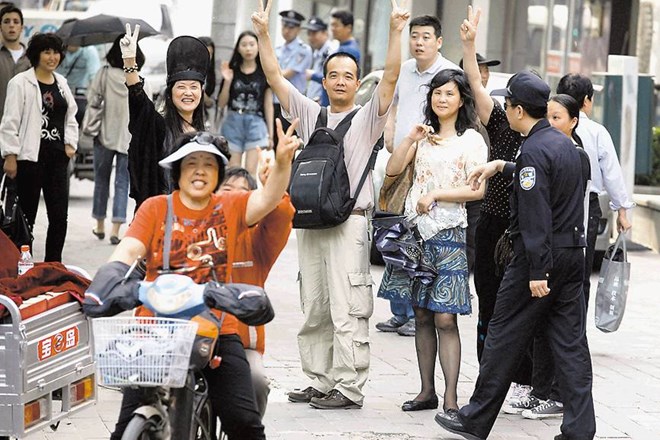 Nekaj kitajskih državljanov pa si je kljub policistom »drznilo« pred bolnišnico, v kateri je Chan, z znakom »victory«...