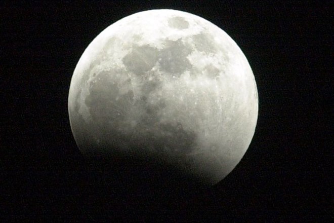 Kdo je Mesec potegnil bližje? Danes nas na nebu spet čaka Super Luna