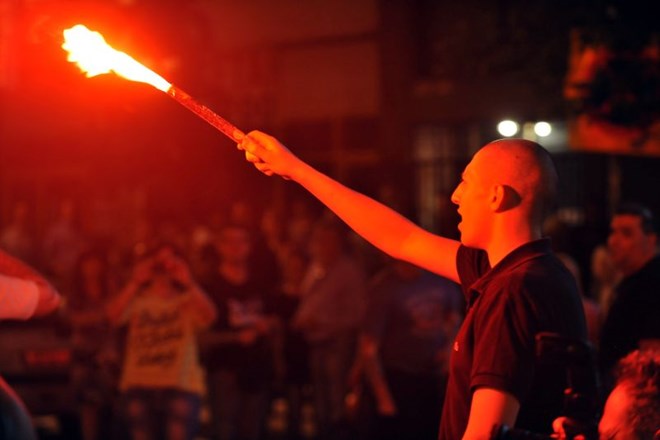 Podpornik grških neonacistov "pozdravlja" rezultate volitev.