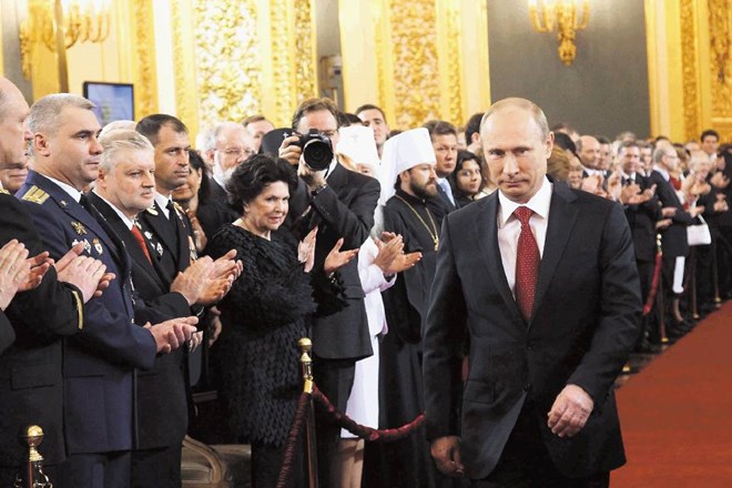 Vladimirja Putina je na rdeči preprogi v kremeljski dvorani, kjer je nekoč stal carski tron, k prisegi spremljal gromek...