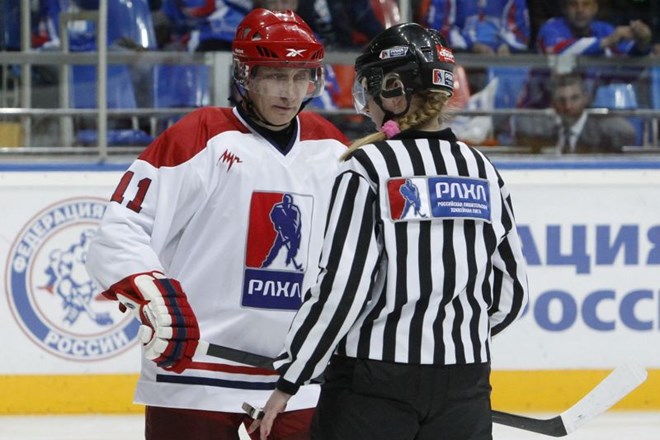 Putin, levo, je odigral igro hokeja.