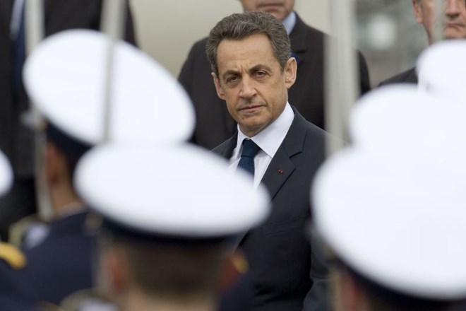 Sarkozy se je poslovil od vlade, od torka dalje je Elizejska palača Hollandova