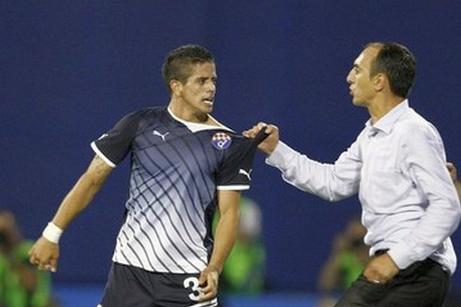 Argentinski nogometaš Dinama Luis Ibanez (levo) se je ponoči zapletel v fizični obračun z navijačem.