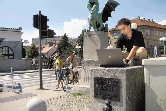 Ko bo v Ljubljani zaživelo brezžično omrežje, bodo občani, turisti in vsi preostali z računalniki, dlančniki ali mobilnimi...