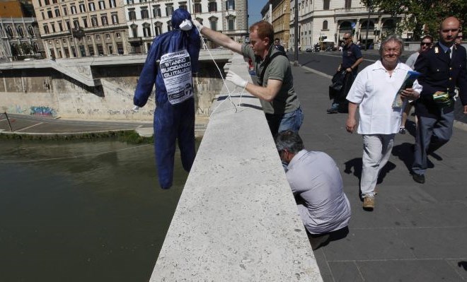 Pretepi in bombe: V Italiji vroči obračuni z davčnimi inšpektorji