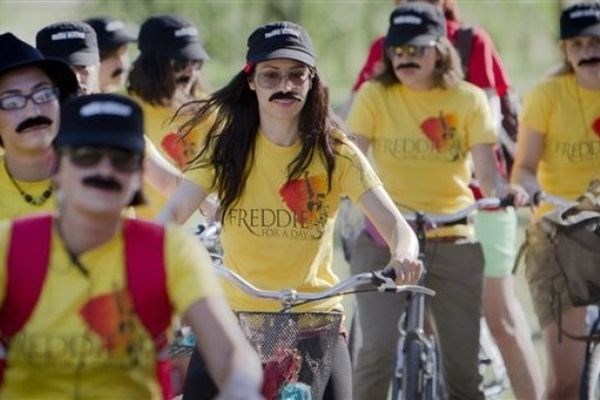 Oboževalke Freddieja Mercuryja z brki na kolesarski dirki.