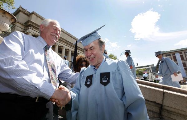 52-letni Gac Filipaj ob prejemu diplome.