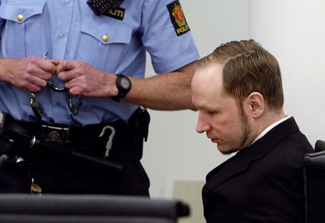 Moški se je zažgal pred sodiščem, kjer poteka sojenje Breiviku