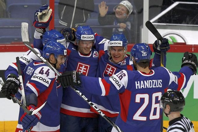 Slovaki so v odločilni tekmi za uvrstitev v četrtfinale s 5:4 premagali Francijo.