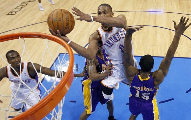 Košarkarji Oklahome so še drugič ugnali Lakerse.