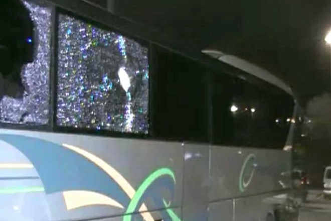 Huligani so s kamenjem napadli avtobus s košarkarji Panathinaikosa.