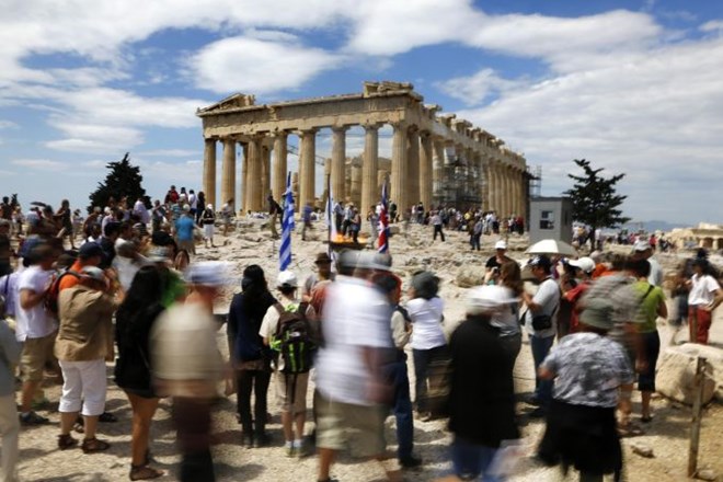 "Evropska komisija in ECB proučujeta scenarije za izstop Grčije iz evra"