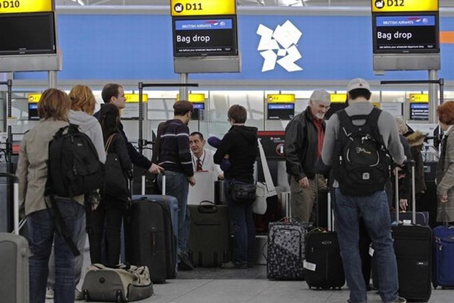 Med letališči v EU je bilo leta 2010 znova najbolj zasedeno londonsko letališče Heathrow; prek njega je potovalo skoraj 66...