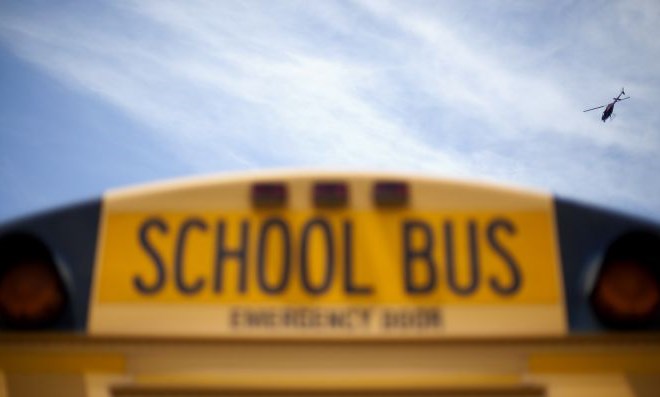 V verižnem trčenju šestih šolskih avtobusov poškodovanih 65 ljudi, voznik v kritičnem stanju