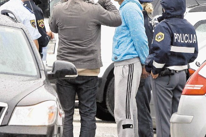 Mlada roparja iz Zemuna so policisti prijeli blizu železniške postaje v Ljubljani. Mladeniču na fotografiji so nataknili...