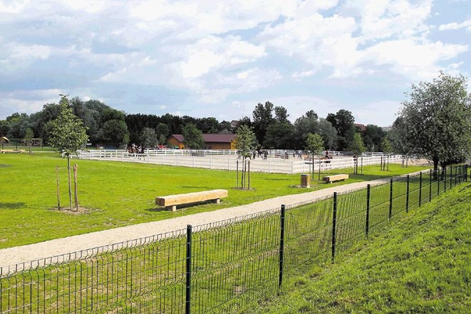 Prenovljene površine rekreacijsko-izobraževalnega centra Sava poleg konjeništva  ponujajo obiskovalcem tudi prostor za oddih...