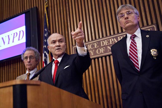 Komisar newyorške policije Raymond W. Kelly je najavil aretacijo Hernandeza.