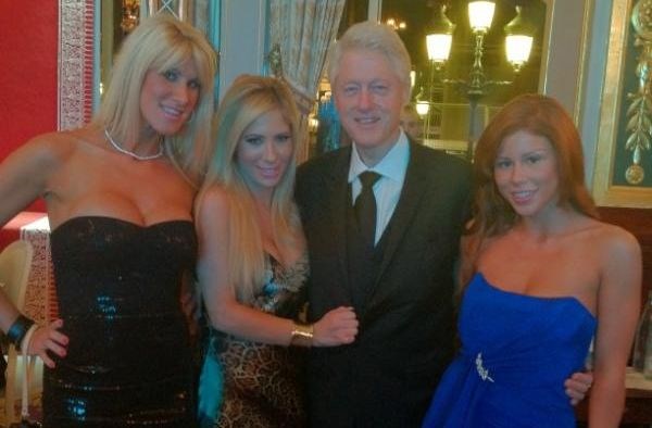 Fotografija Clintona s porno zvezdami je hitro zakrožila po spletu.