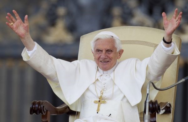 Papež Benedikt XVI. je ob izbruhu škandala zahteval več preiskav.