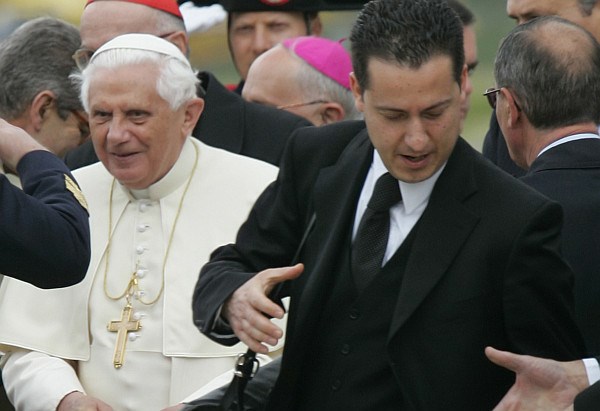 Paolo Gabriele je za papeža med drugim prenašal potovalke, a po trditvah Vatikana je "edini" iz njegovih soban odnašal tajne...