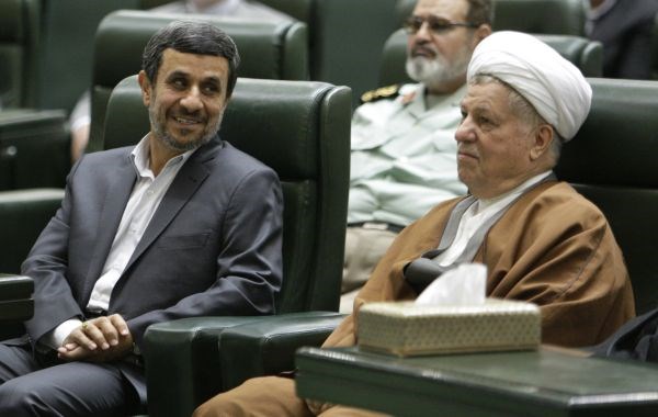 Iranski predsednik Mahmud Ahmadinedžad, levo, v pogovoru z bivšim predsednikom Akbarjem Hašemijem Rafsandžanijem.