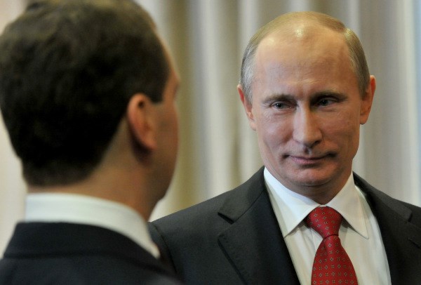 Vladimir Putin je na pogovore v ZDA poslal Medvedjeva.
