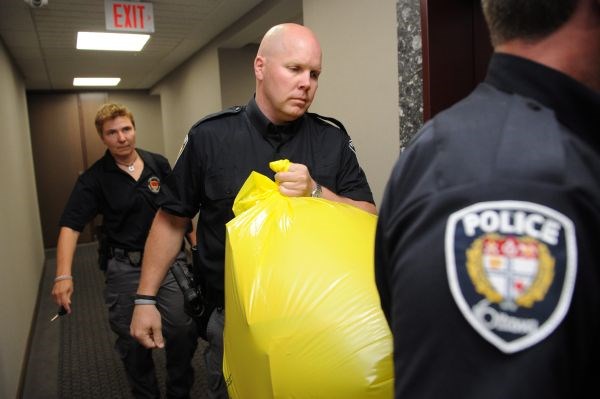 Policisti odstranjujejo grozljivo pošiljko s sedeža kanadske konzervativne stranke.