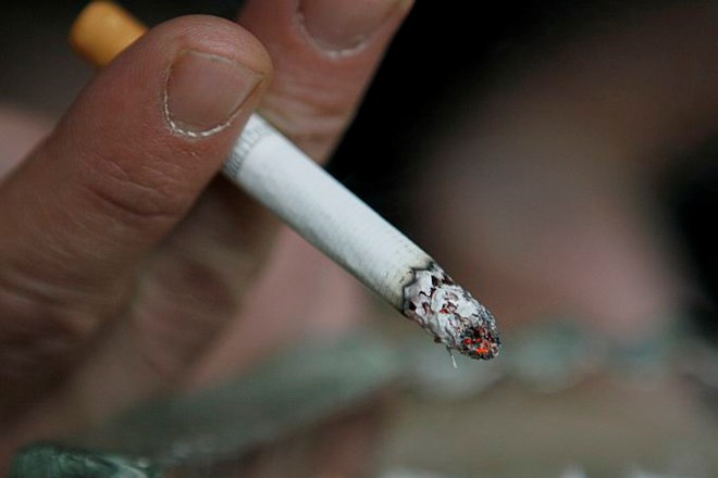 Skoraj tri četrtine kadilcev začne kaditi pred dosegom polnoletnosti
