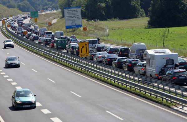 Zaradi prometne nesreče pri Kranju zaprta polovica gorenjske avtoceste