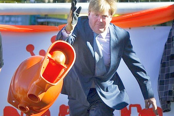 Nizozemski prestolonaslednik Willem-Alexander je takole metal straniščno školjko.