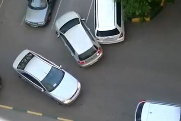 Voznica je kar šest minut poskušala parkirati, preden je obupala.
