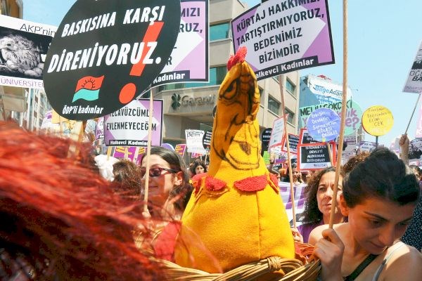 Turkinje protestirajo proti predlaganim spremembam glede splava.