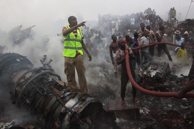 V Nigeriji po strmoglavljenju letala tridnevno žalovanje