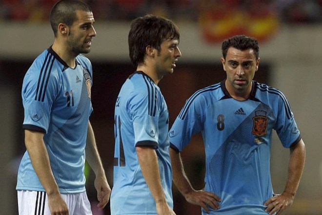 Xavi (desno) je z izjavo povzročil nekaj napetosti v španski reprezentanci.