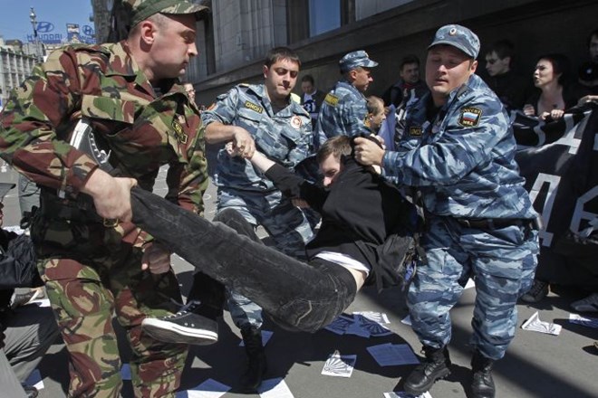 Policija je pred zgradbo dume v Moskvi aretirala več kot 20 ljudi, ki so protestirali proti novi zakonodaji.